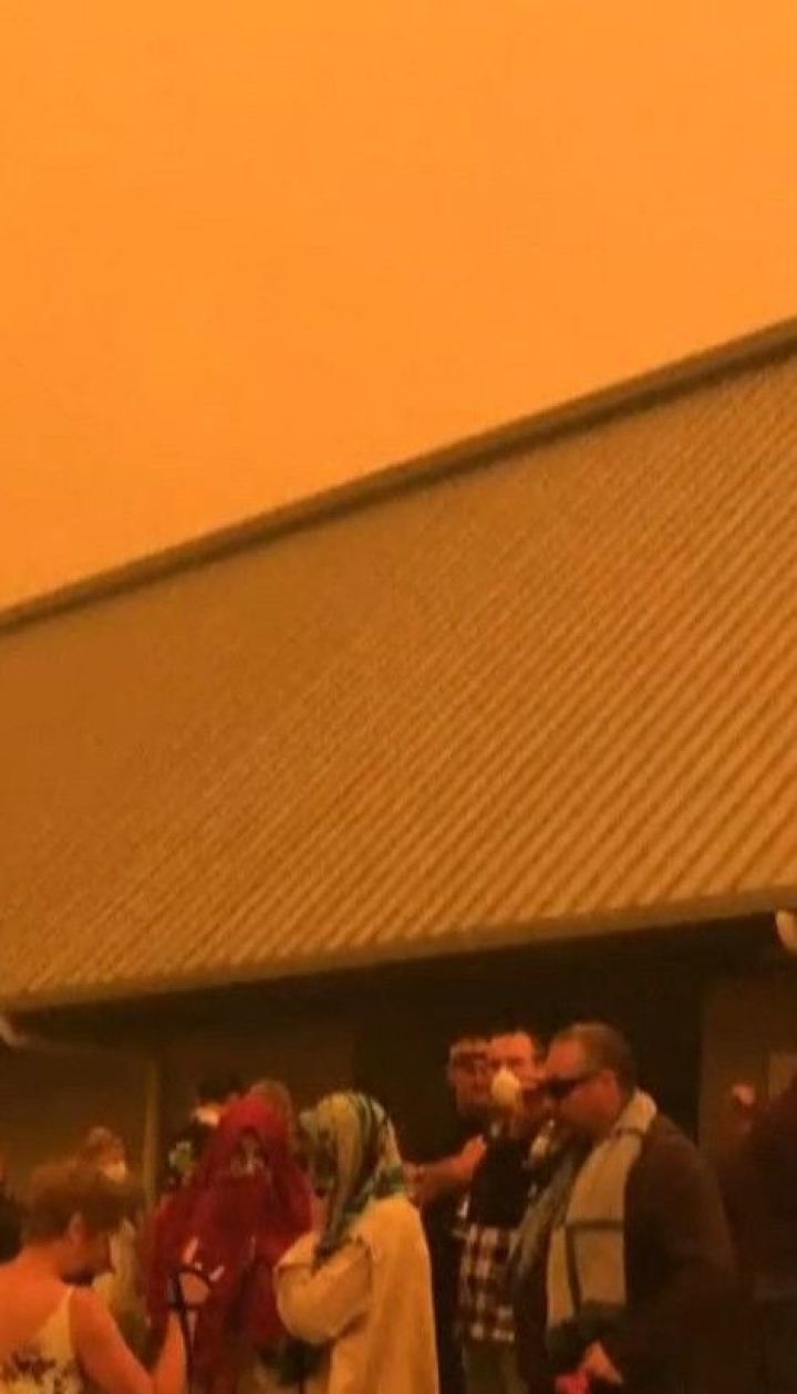 Тисячі людей тікають на пляжі в Австралії, аби урятуватися від лісових пожеж