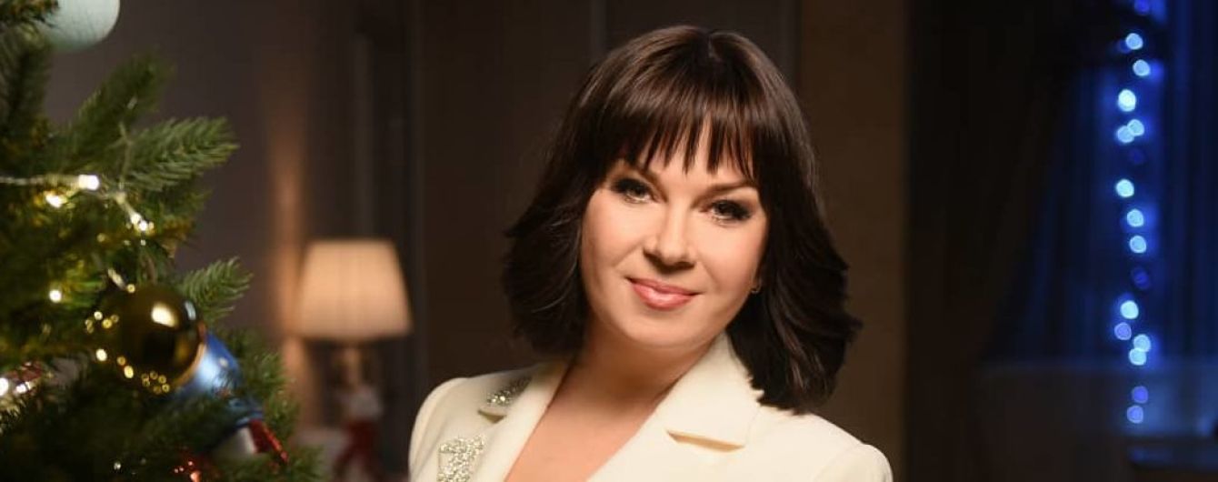 У світлому вбранні і з гарним макіяжем: Алла Мазур опублікувала новорічну світлину з ялинкою
