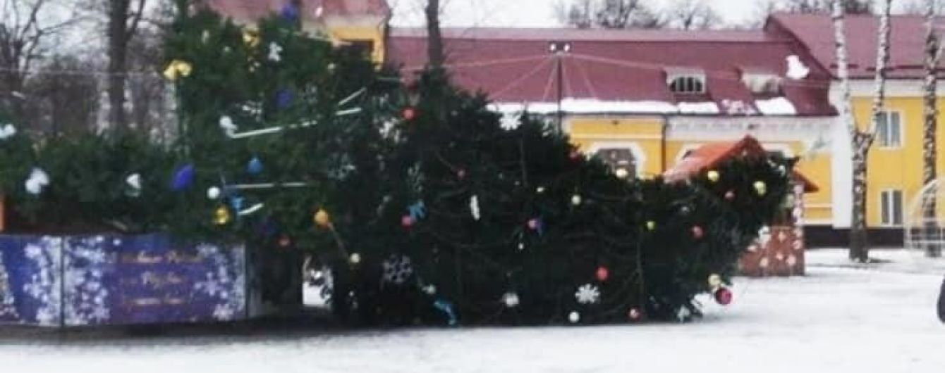 У Хмельницькій області "здуло" головну ялинку міста
