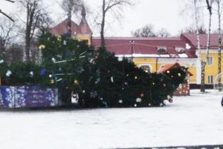 У Хмельницькій області "здуло" головну ялинку міста