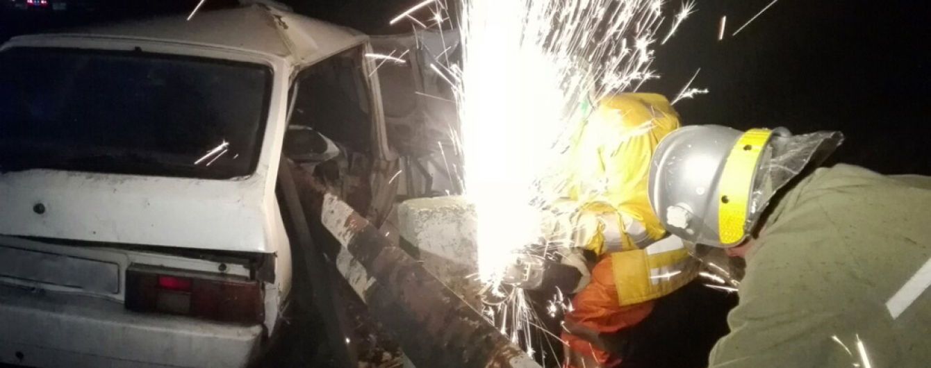 На Дніпропетровщині чоловік в'їхав в дорожній відбійник: тіло витягали рятувальники