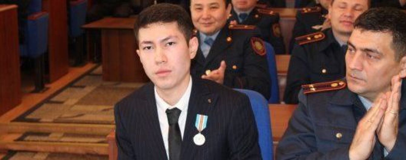 Прикрыл собой беременную женщину: в Казахстане наградили одного из пассажиров самолета, который разбился под Алматы