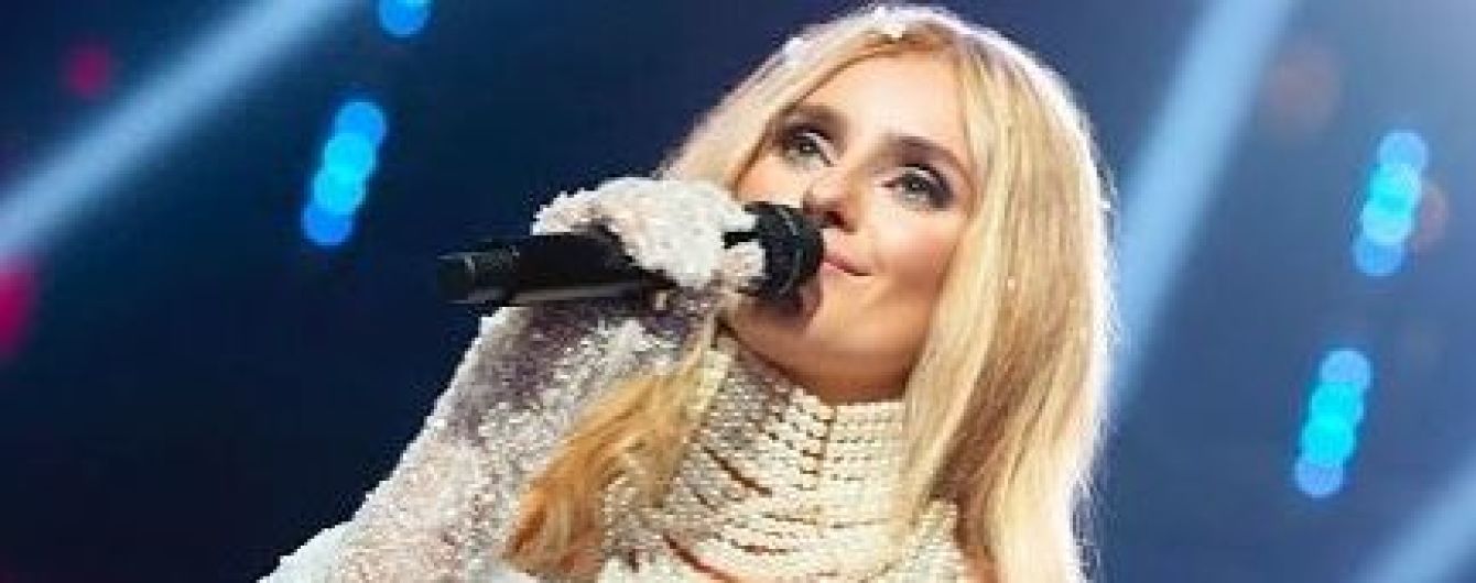 У рожевому капелюсі і з відвертим декольте: Ірина Федишин привітала всіх з Новим роком