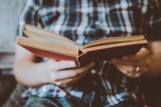 Понад половина українців зовсім не читають книжок
