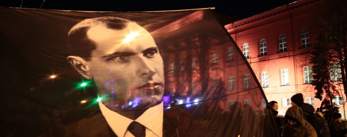 "Раз і назавжди засудити". Ізраїль та Польща різко розкритикували банер Бандери на КМДА