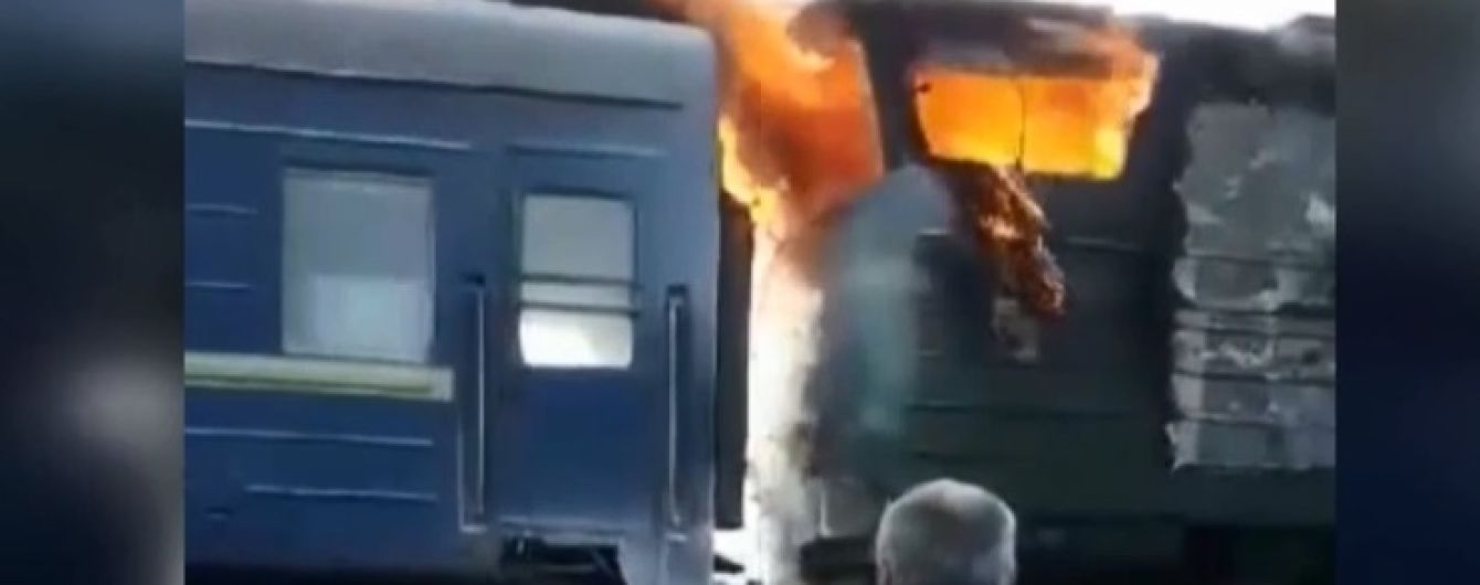 В потяга Харків-Херсон посеред поля загорівся локомотив
