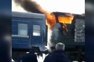 В потяга Харків-Херсон посеред поля загорівся локомотив