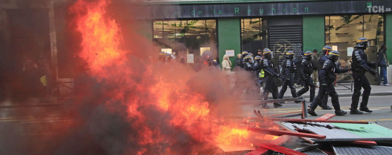 В Париже протесты из-за пенсионной реформы обернулись в беспорядки возле автобусного депо