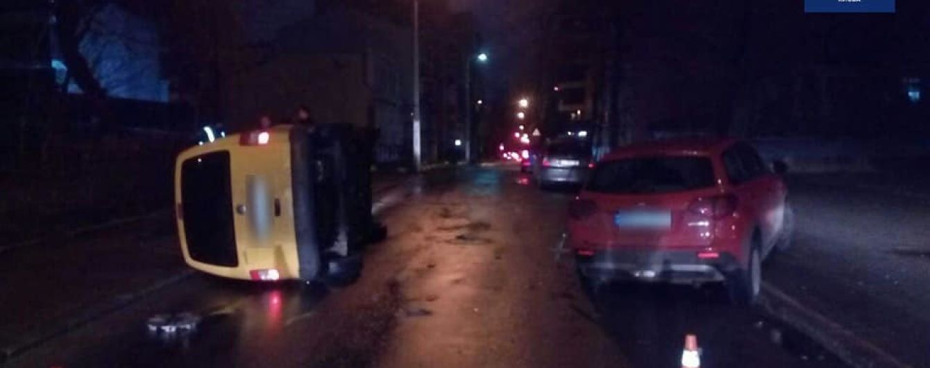 В Киеве пьяный водитель влетел в припаркованное авто, а затем прилег на месте аварии отдохнуть