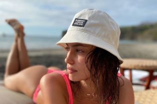 Струнка Ірина Шейк у бікіні засвітила апетитні сідниці