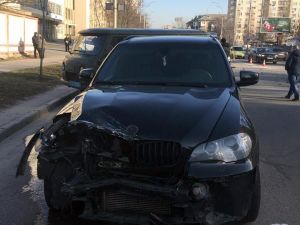 У Києві сталась масштабна аварія за участю трьох авто. Є загиблі
