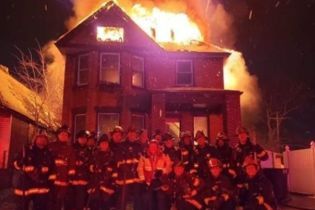 Мережу обурило новорічне фото американських пожежників на тлі будинку у полум’ї
