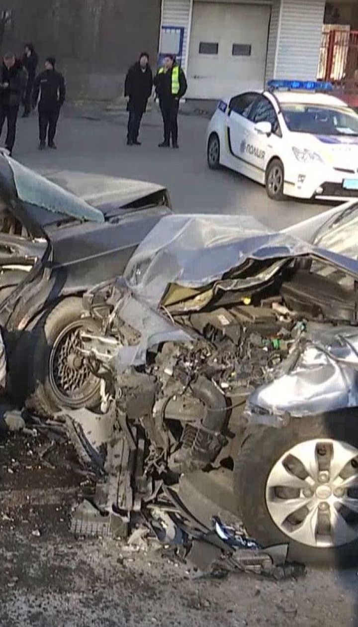 Три автомобиля попали в аварию в Киеве: один человек погиб