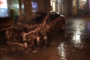 В Киеве сгорело припаркованное под домом авто. Огонь повредил соседние банк и балконы квартир