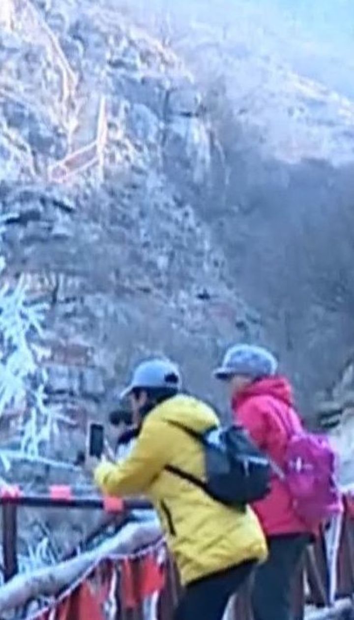 Сотни людей приезжают полюбоваться сосульками в горной долине на востоке Китая