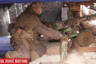 На фронте бойцы обороняются с помощью 77-летнего пулемета "Максим"