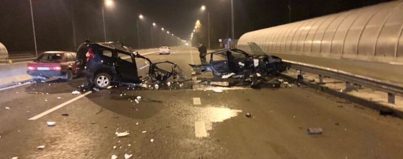 Под Киевом в ДТП автомобиль разорвало пополам. Водитель чудом остался жив