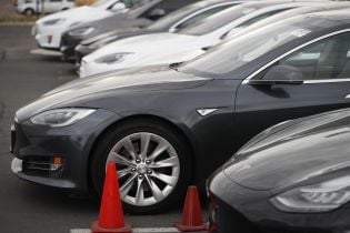 Коронавірус загрожує виробникам електрокарів: продажі Tesla можуть впасти на 30% вже в першому кварталі