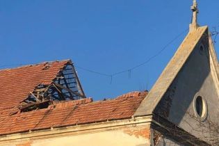 На Львовщине обвалилась крыша монастыря капуцинов. Последствия разрушения памятника появились на видео с дрона
