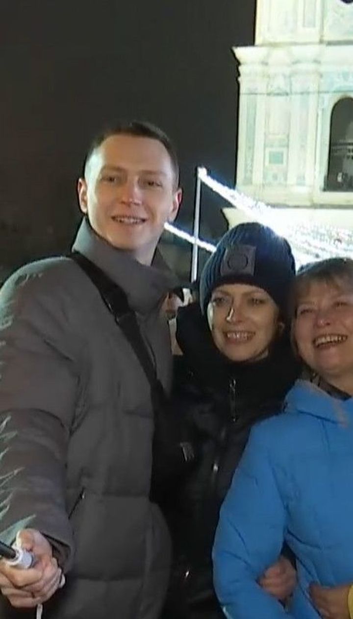 Тысячи людей продолжают праздновать Новый год в столичных новогодних городках