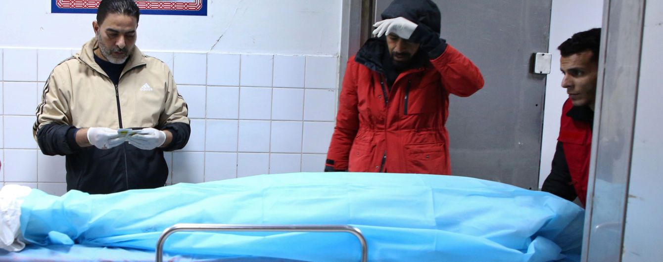 Камера сняла момент и последствия страшного авиаудара по военной академии в Ливии