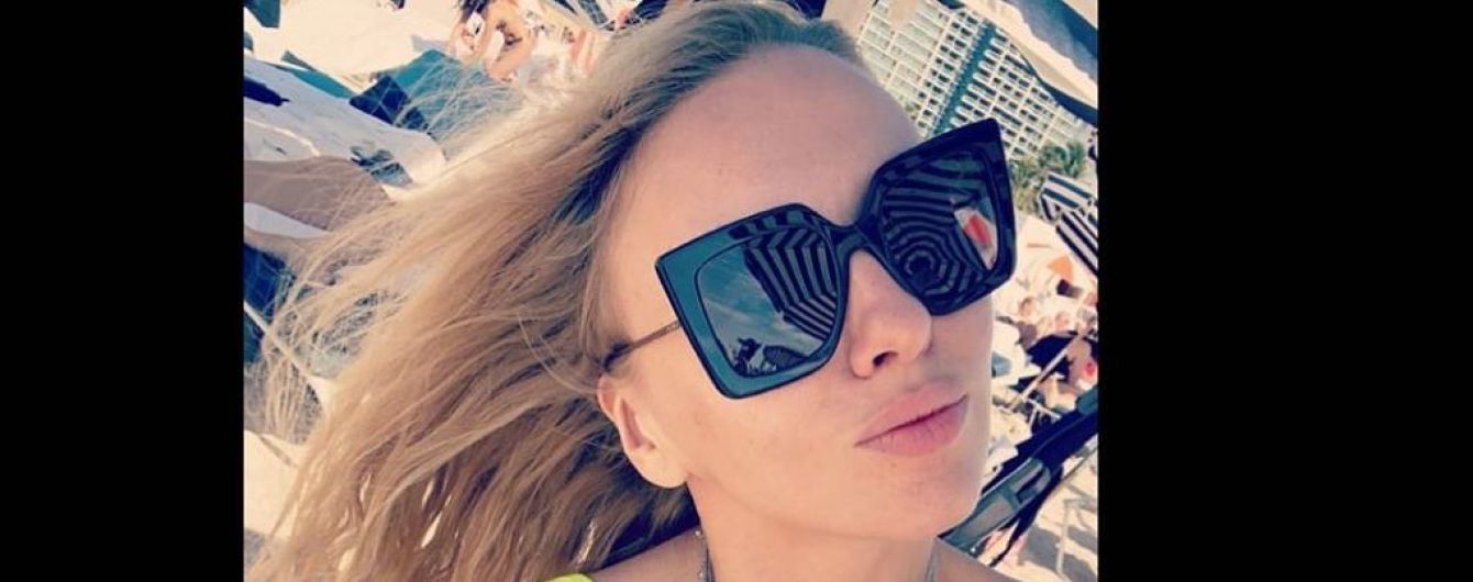 Блондинка в ярком купальнике: Оля Полякова показала фото из Майами