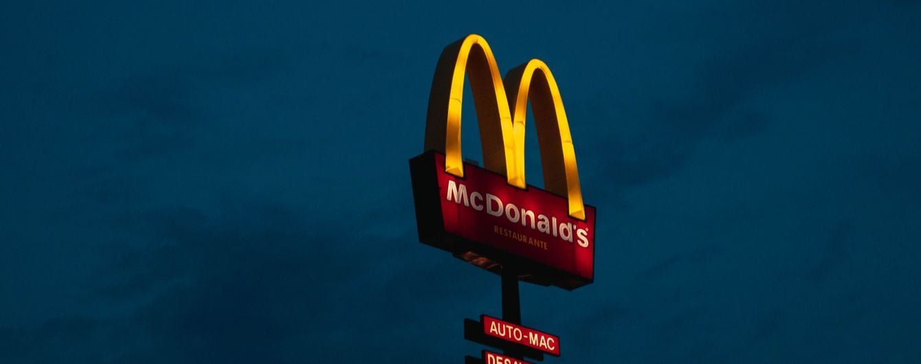 Новий гендиректор McDonald's хоче заборонити працівникам разом ходити в бари та фліртувати