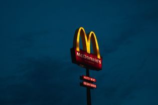 Новий гендиректор McDonald's хоче заборонити працівникам разом ходити в бари та фліртувати