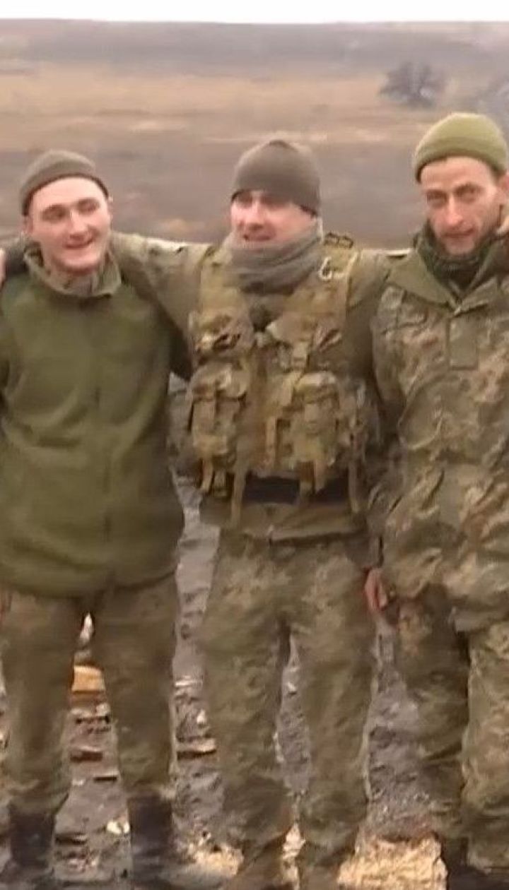На передовой украинские военнослужащие готовятся к Рождеству