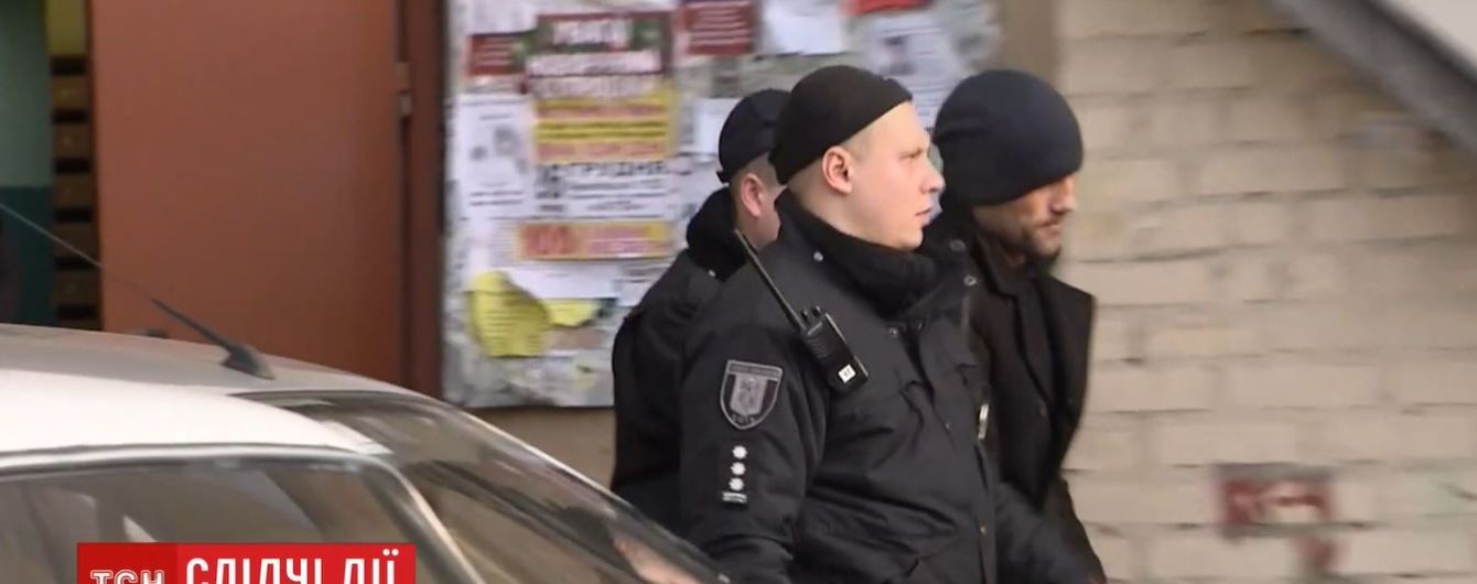 В Киеве полиция привела на место преступления подозреваемого в убийстве двух девушек