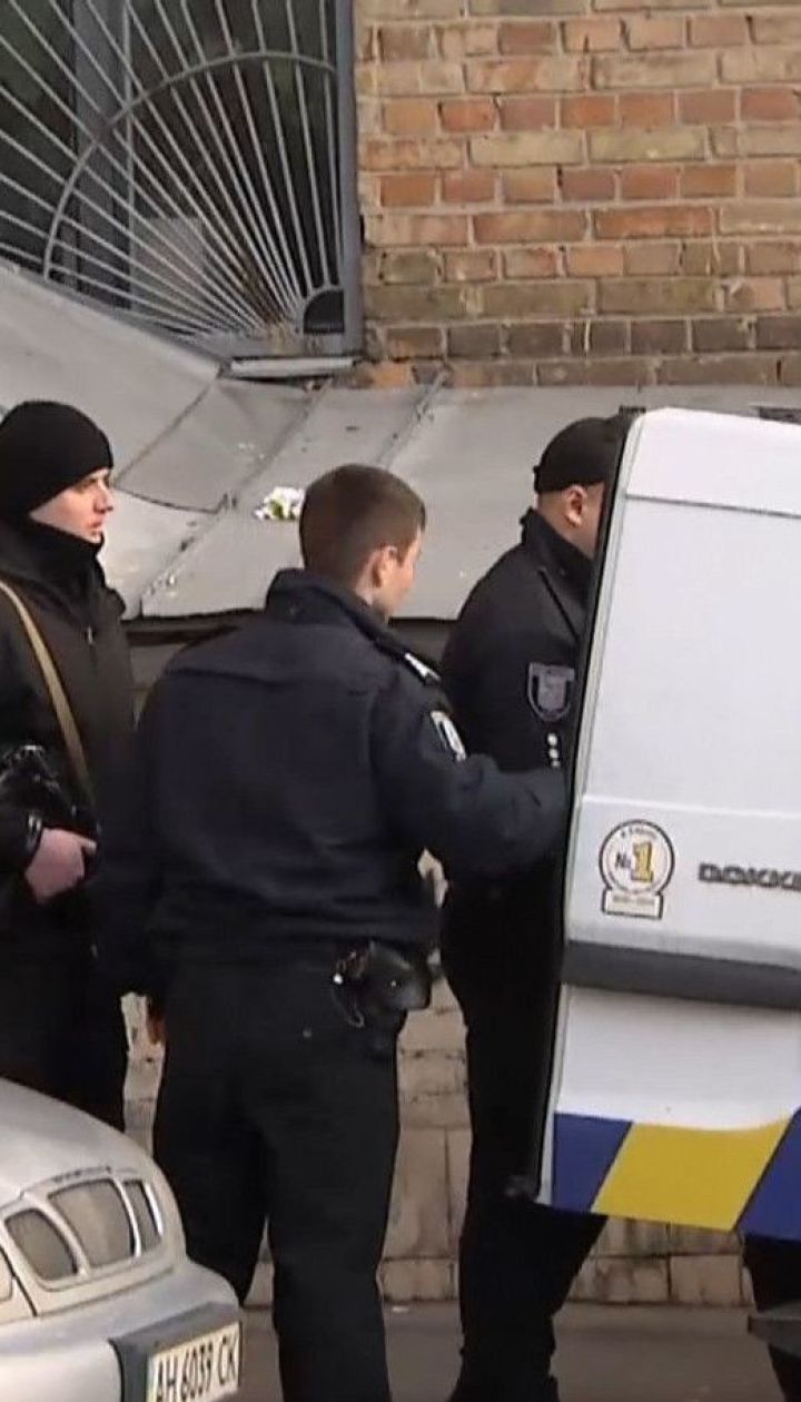 Полиция провела следственные действия в квартире, в которой обнаружили тела двух убитых девушек