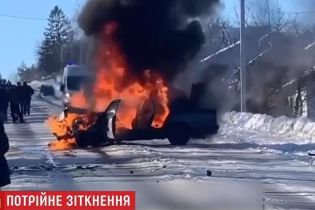 ДТП на льду: две машины вылетели в кювет, а одна загорелась