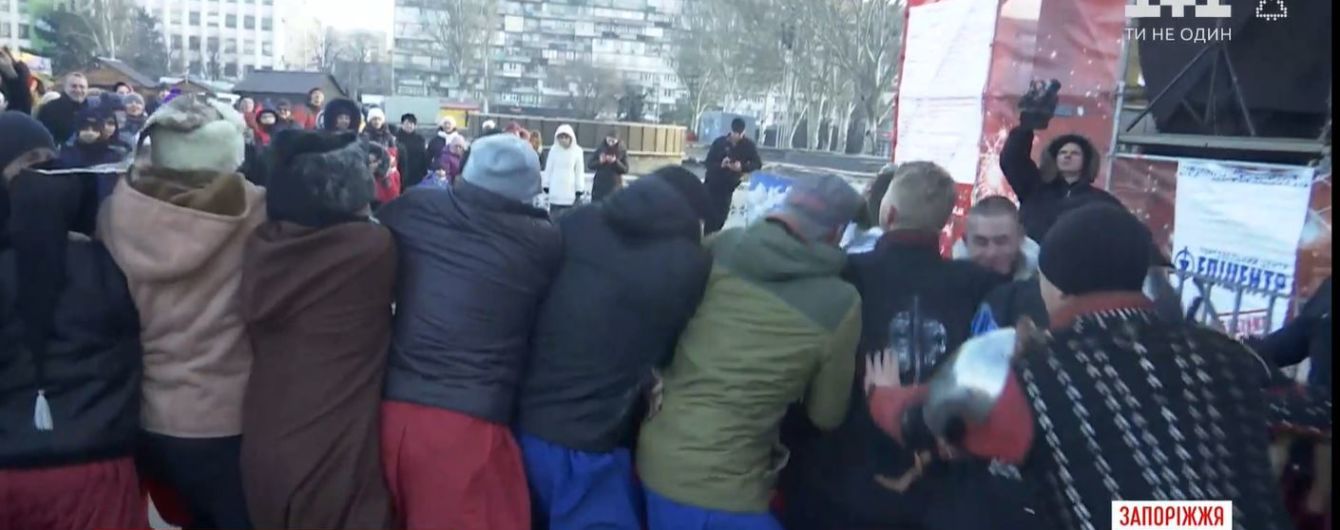 "Выбиваем чертей". В Запорожье рождественские праздники закончили традиционной массовой дракой
