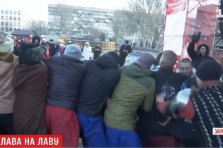 "Выбиваем чертей". В Запорожье рождественские праздники закончили традиционной массовой дракой