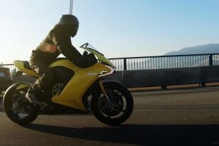 Канадці представили далекобійного "вбивцю" електробайків Harley-Davidson
