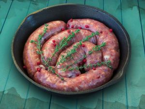 Ковбаски зі свинини з чорносливом