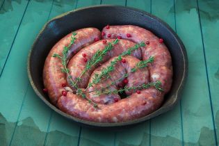 Ковбаски зі свинини з чорносливом