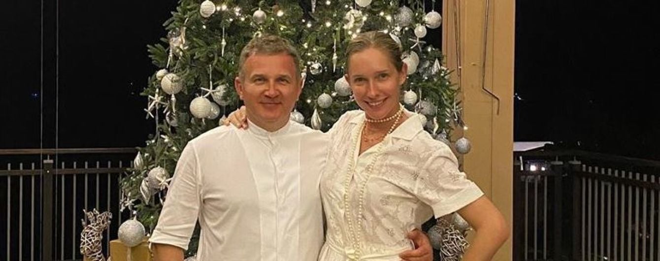 В белом платье и без макияжа: Катя Осадчая сфотографировалась возле елки на Сейшелах