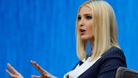 У смугастому штанному костюмі і на шпильках: діловий образ Іванки Трамп