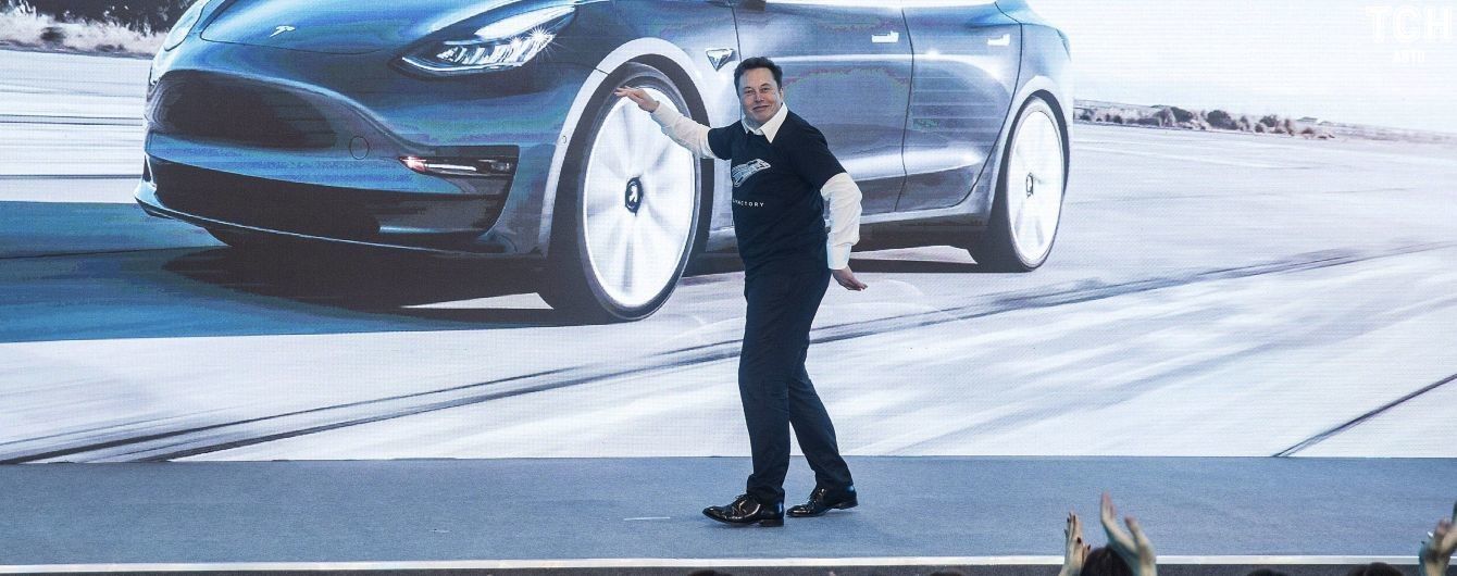 Илон Маск бросился в танец на заводе Tesla в Китае. Видео