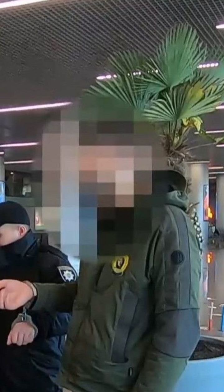 В одесском аэропорту неадекватный молодой человек в маске вызвал панику криками о заминировании