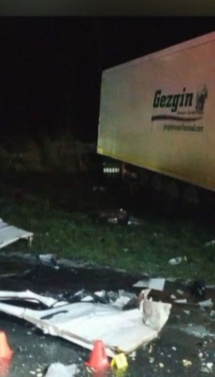 Троє людей загинули унаслідок автотрощі вантажівки та мікробуса на Львівщині