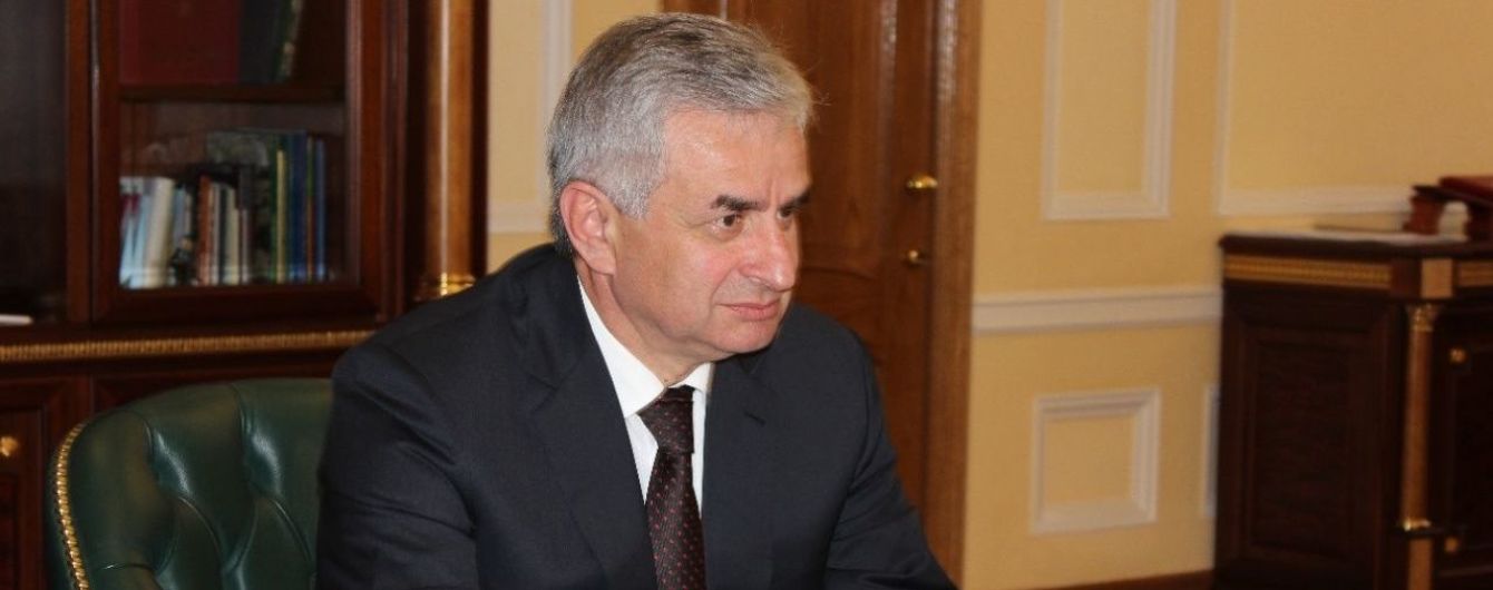 В самопровозглашенной Абхазии "парламент" отправил в отставку "президента"