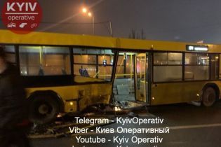 В Киеве Lexus влетел в маршрутный автобус. Пострадал ребенок