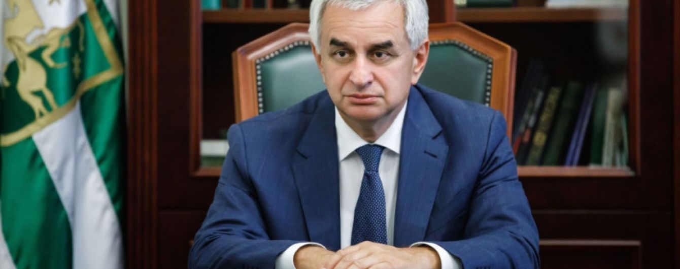Президент Абхазии отказался уходить в отставку