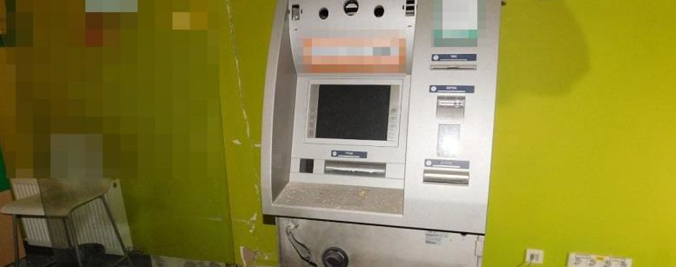 В Киеве неизвестные в балаклавах взорвали банкомат в отделении "Укрсиббанка" на Оболони