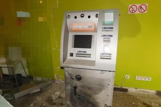 В Киеве неизвестные в балаклавах взорвали банкомат в отделении "Укрсиббанка" на Оболони