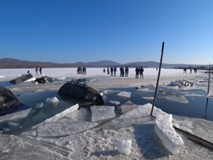 У Росії рибалки втопили на льоду одразу 35 машин. Відео