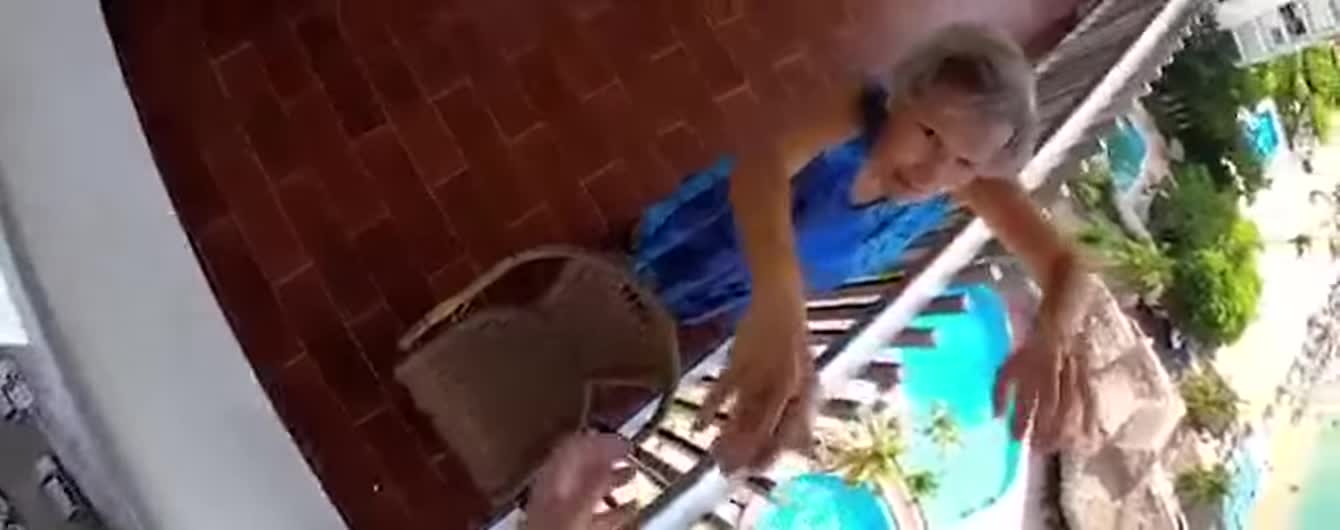 В Мексике бабушка спасла парашютиста, который повис на балконе многоэтажки