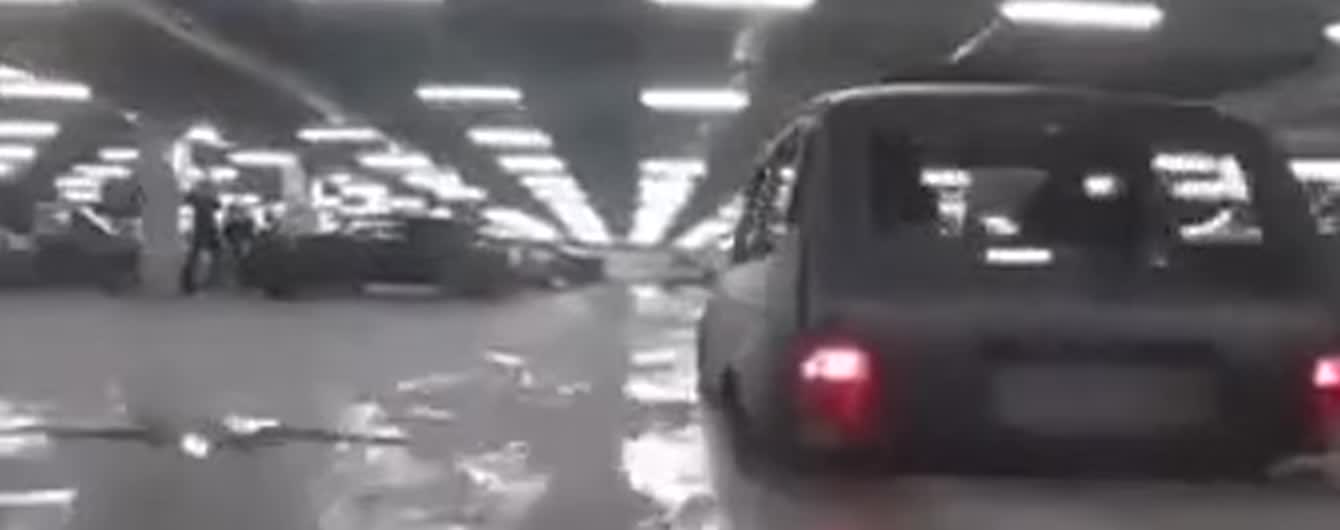 Трэш. В Сети попало видео с заниженной "полуНивой"